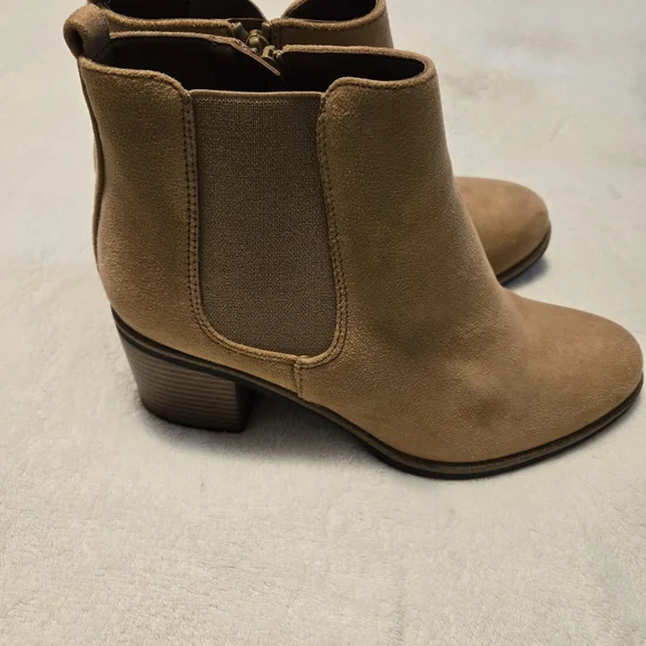 White Mountain Womens Tan Ankle Boots  Faux Suede 2.5" Heel Size 8.5 - Picture 4 of 10